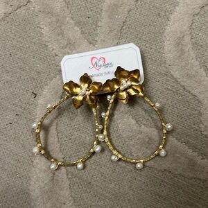 🌷EARRINGS🌷Goldtone faux pearl teardrop hoops
